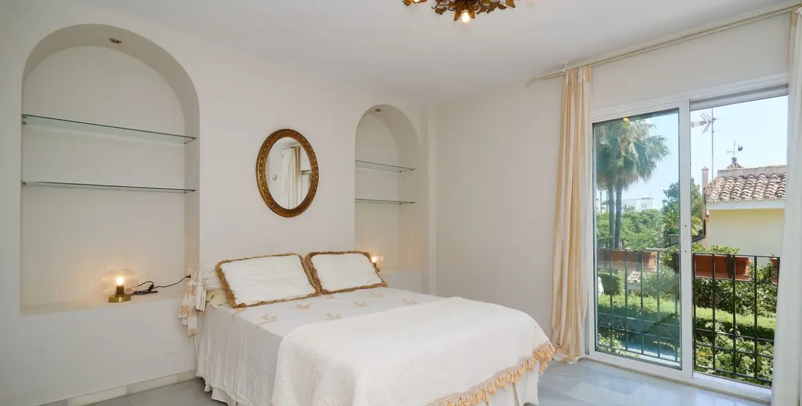 Long-term rent of semi-detached house in The Golden Mile 14