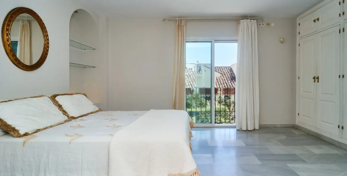 Long-term rent of semi-detached house in The Golden Mile 15