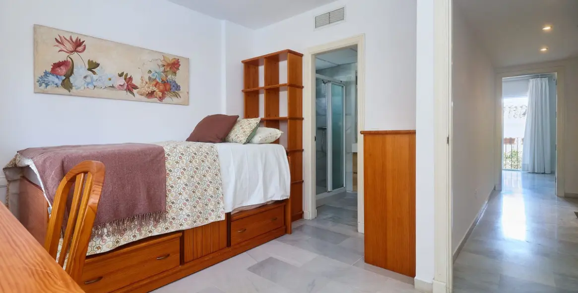 Long-term rent of semi-detached house in The Golden Mile 17
