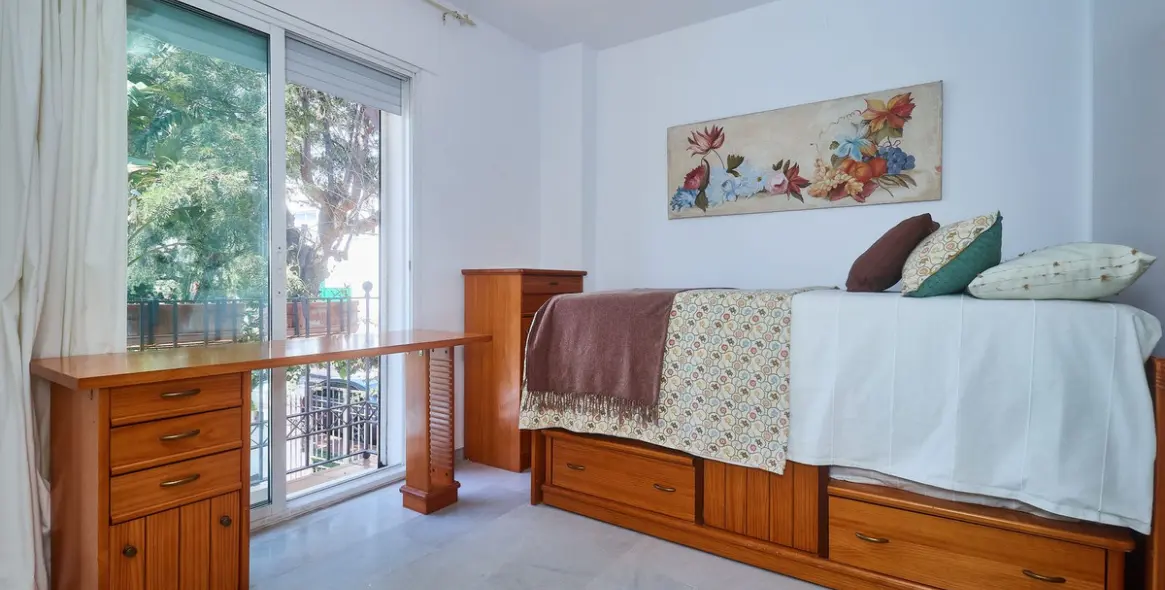 Long-term rent of semi-detached house in The Golden Mile 18