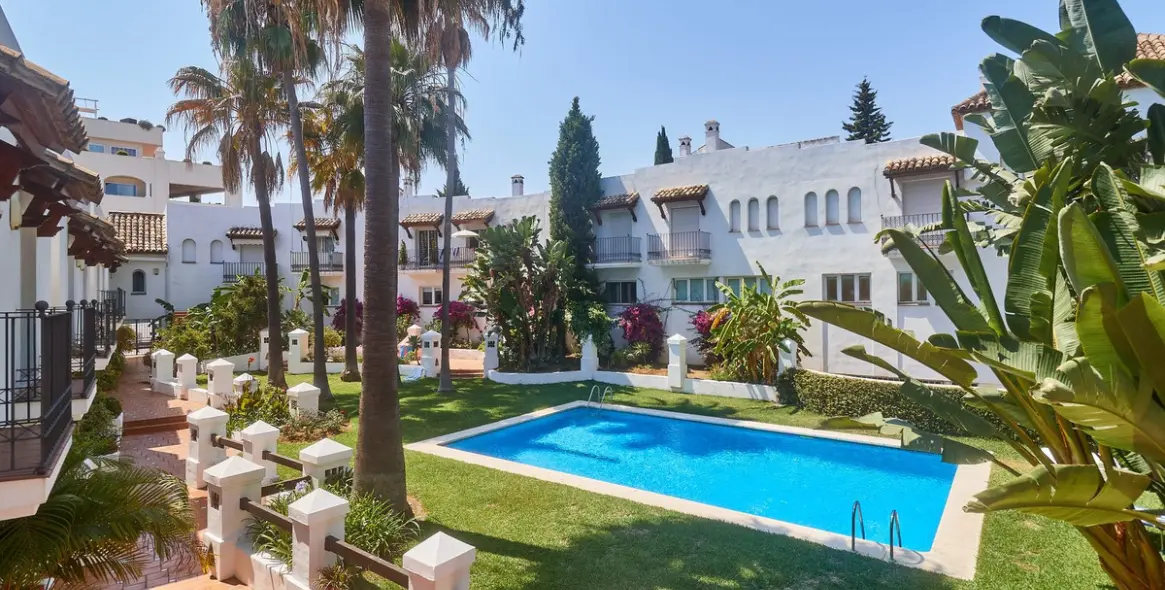 Long-term rent of semi-detached house in The Golden Mile 19