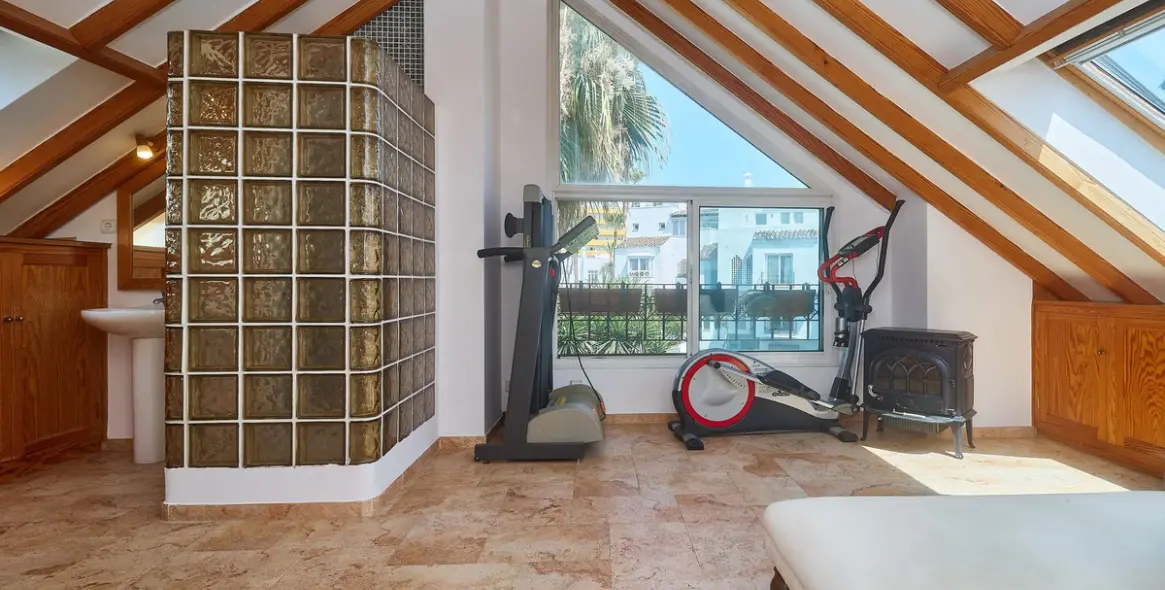Long-term rent of semi-detached house in The Golden Mile 23