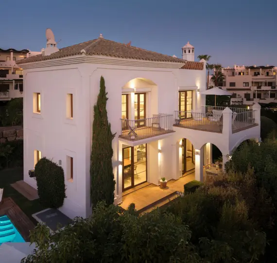 Sale of detached villa in Estepona