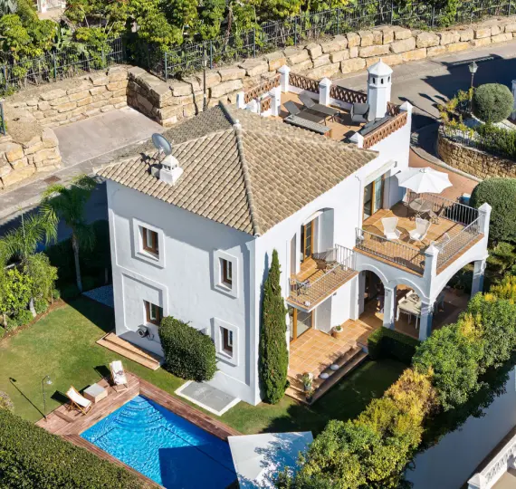 Sale of detached villa in Estepona
