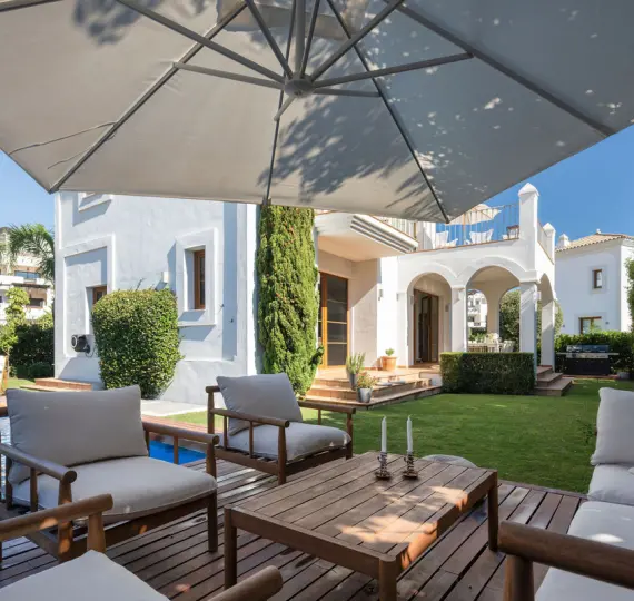 Sale of detached villa in Estepona