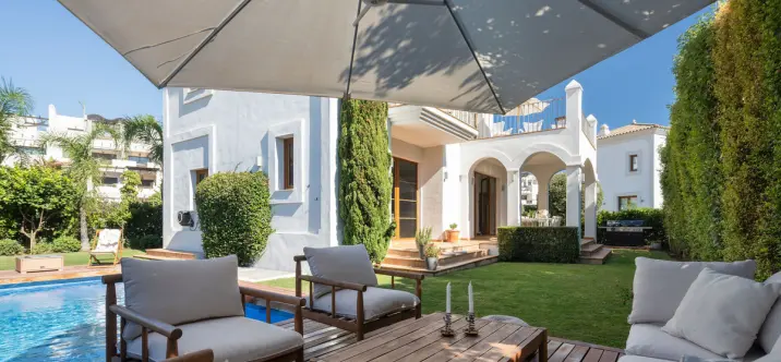 Sale of detached villa in Estepona 2