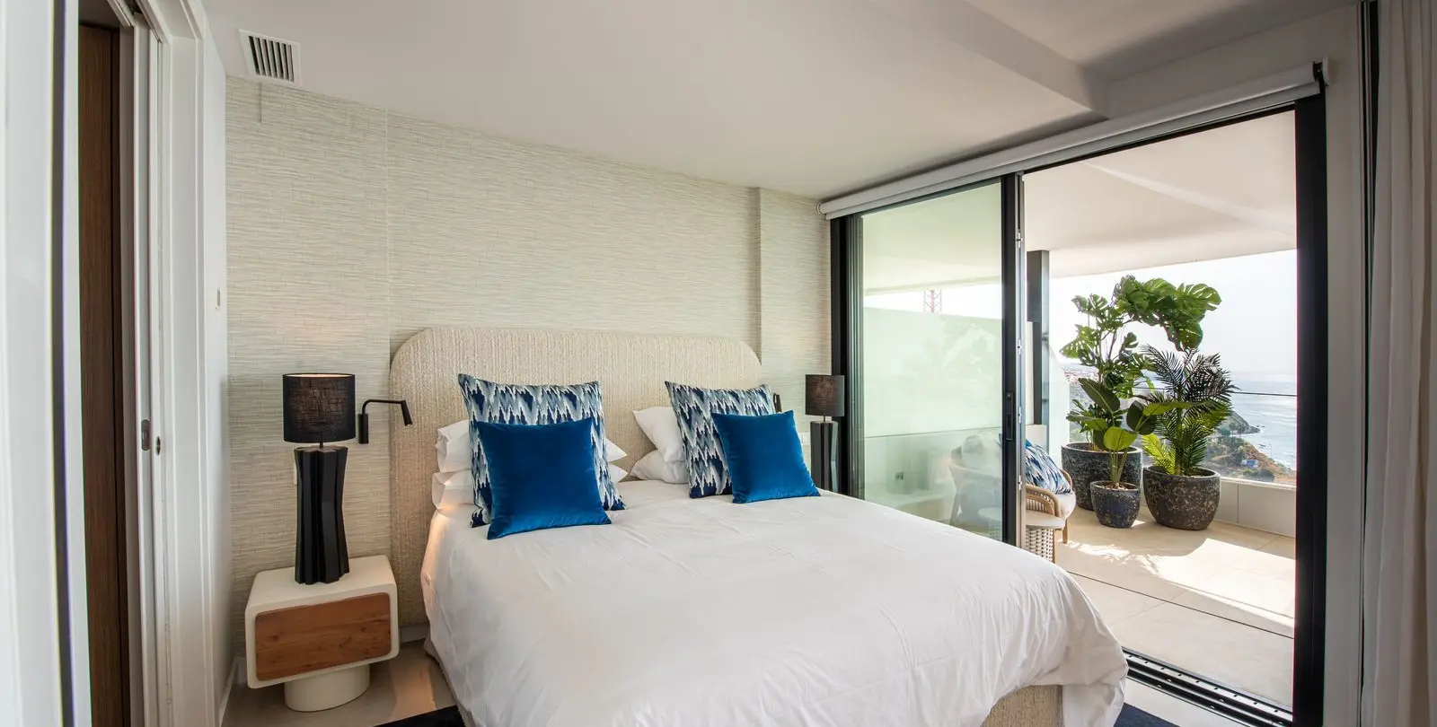 Venta de apartamento en planta media en Higueron 8