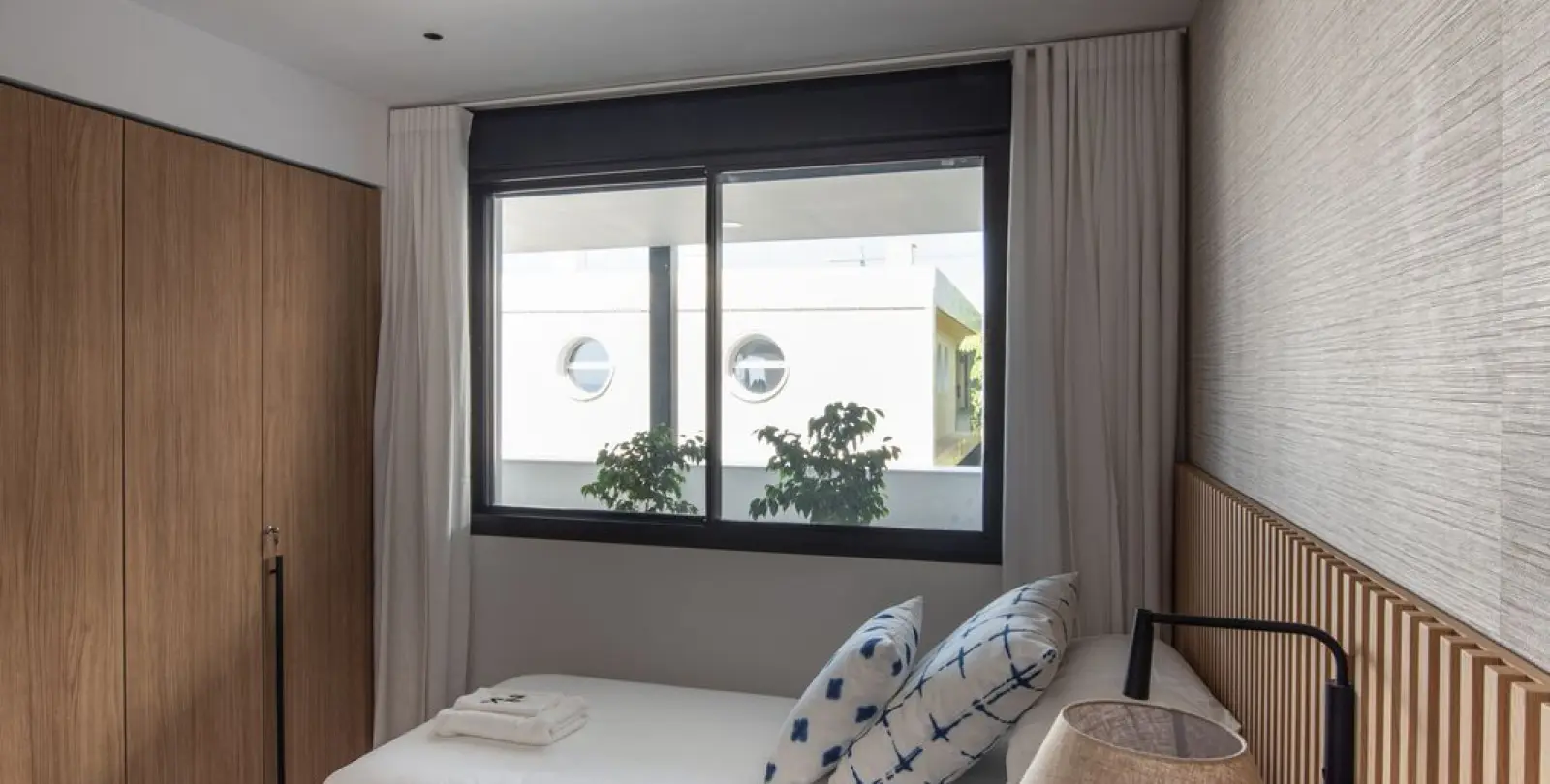 Venta de apartamento en planta media en Higueron 11