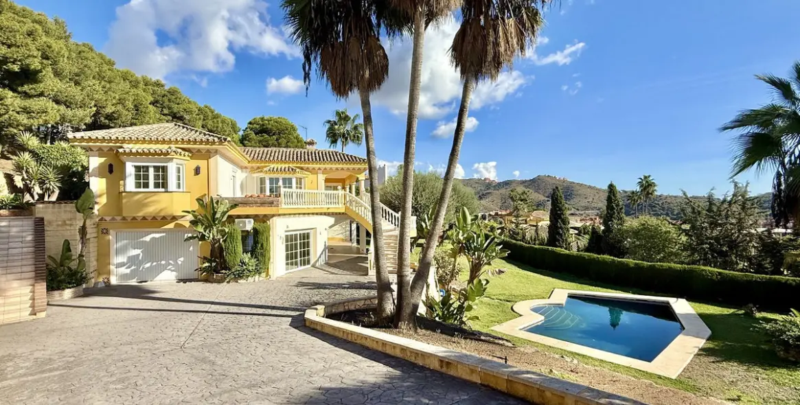 Продажа  отдельно стоящей виллы в Marbella East (район Hacienda Las Chapas) 1