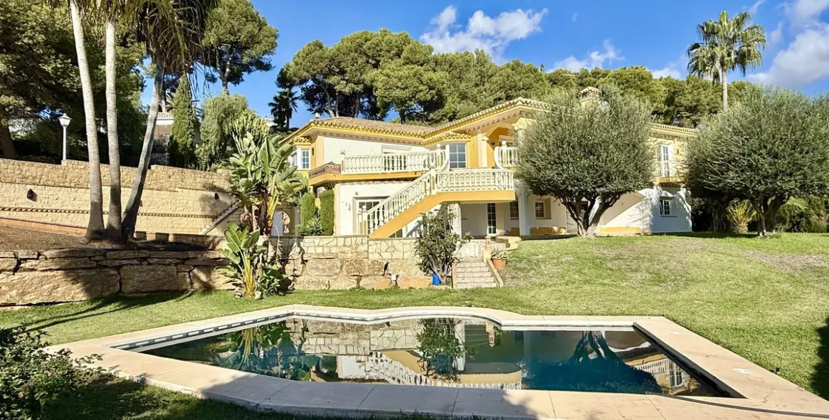 Продажа  отдельно стоящей виллы в Marbella East (район Hacienda Las Chapas) 2