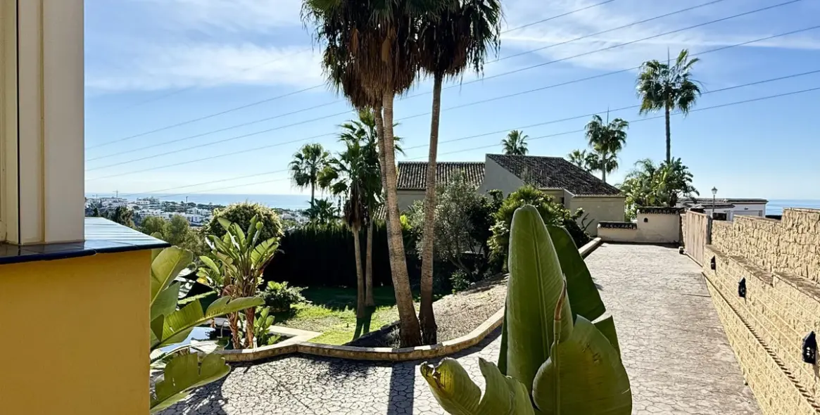 Продажа  отдельно стоящей виллы в Marbella East (район Hacienda Las Chapas) 3