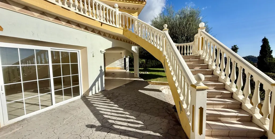 Продажа  отдельно стоящей виллы в Marbella East (район Hacienda Las Chapas) 6