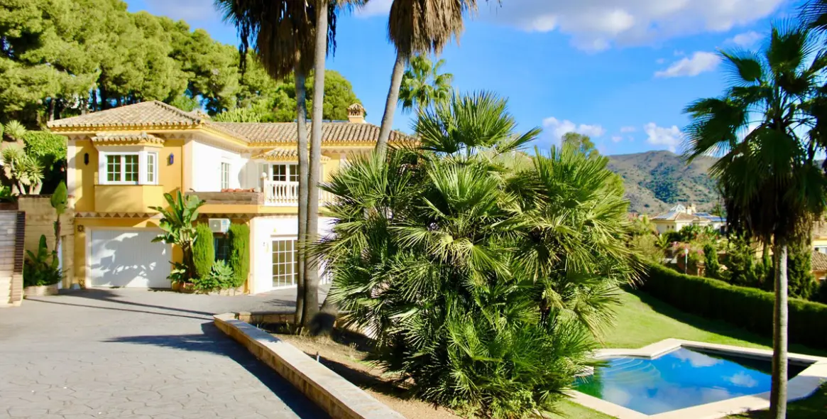 Sale of detached villa in Hacienda Las Chapas 1
