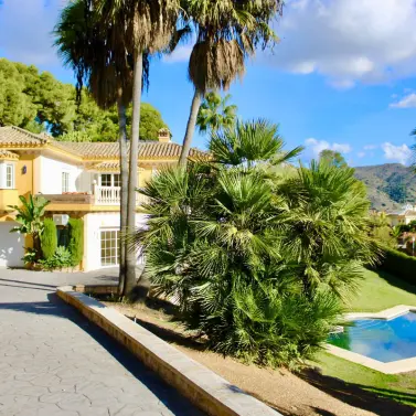 Sale of detached villa in Hacienda Las Chapas