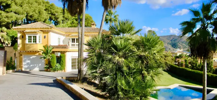Sale of detached villa in Hacienda Las Chapas 0