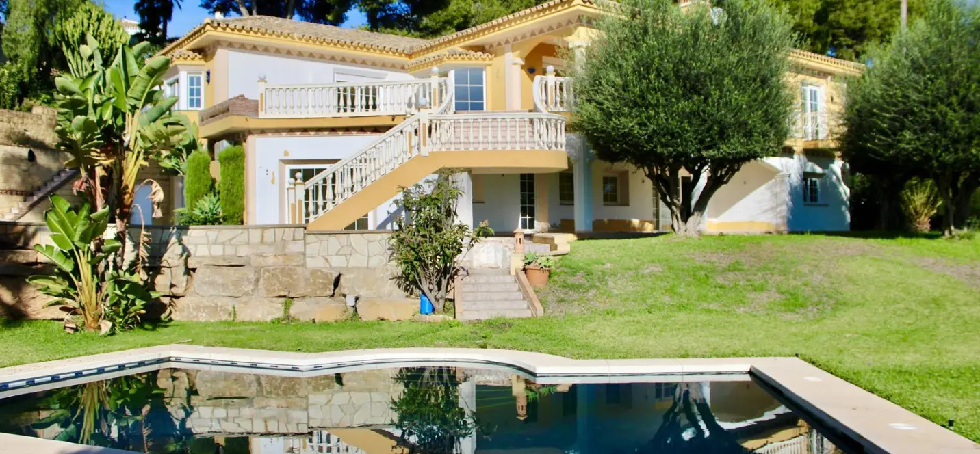 Sale of detached villa in Hacienda Las Chapas 1