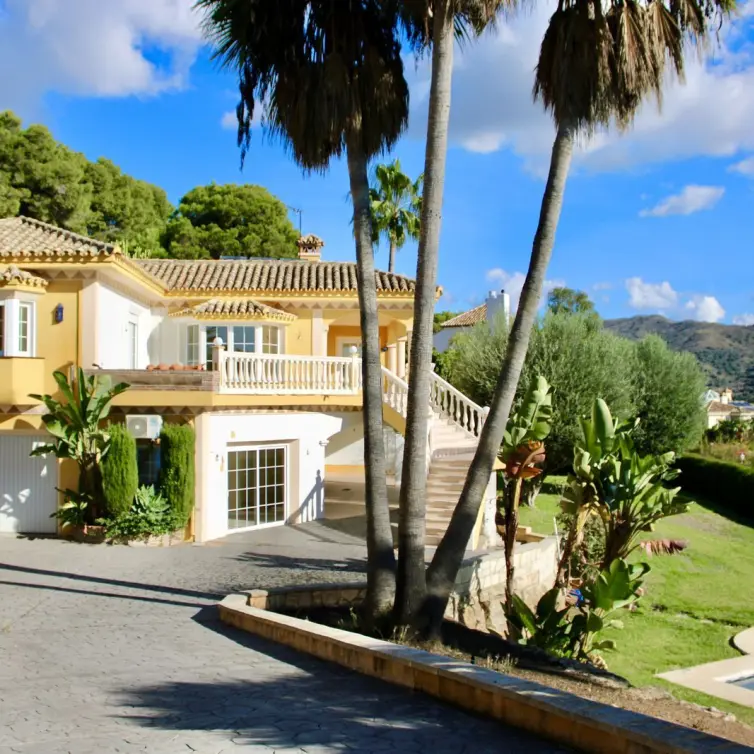 Sale of detached villa in Hacienda Las Chapas