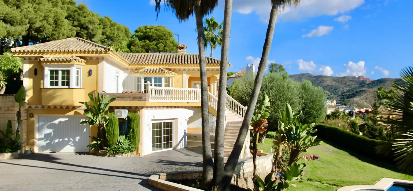 Sale of detached villa in Hacienda Las Chapas 3