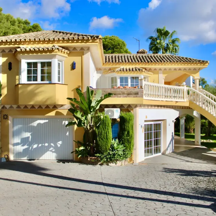 Sale of detached villa in Hacienda Las Chapas