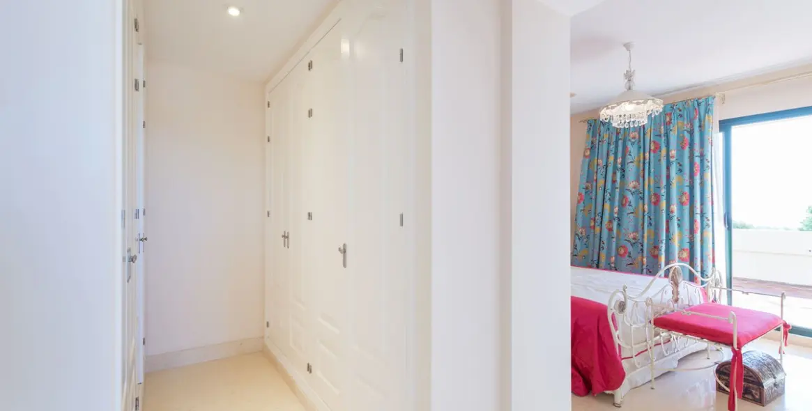 Продажа двухуровневого пентхауса в Benahavís 16