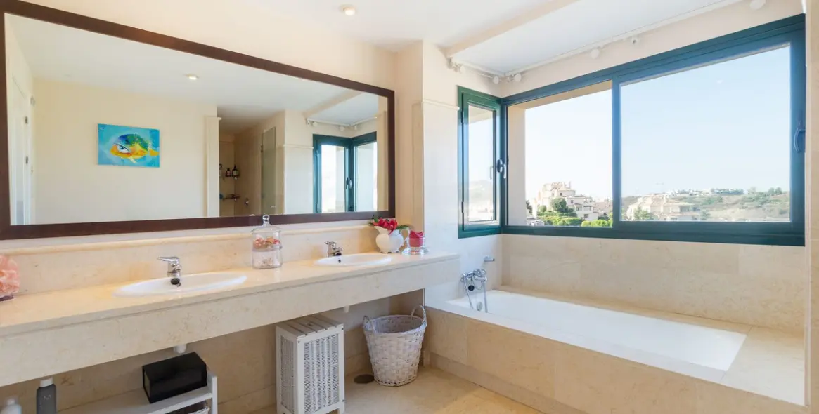 Продажа двухуровневого пентхауса в Benahavís 17