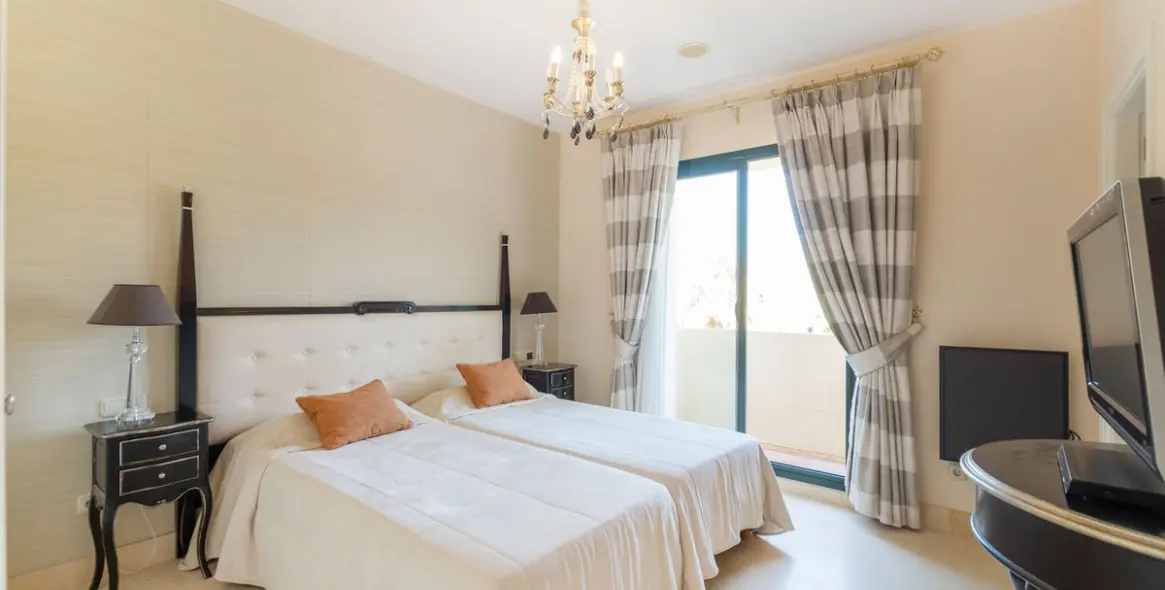 Продажа двухуровневого пентхауса в Benahavís 19