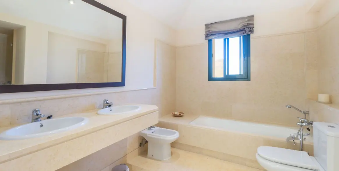 Sale of penthouse duplex in Benahavís 33