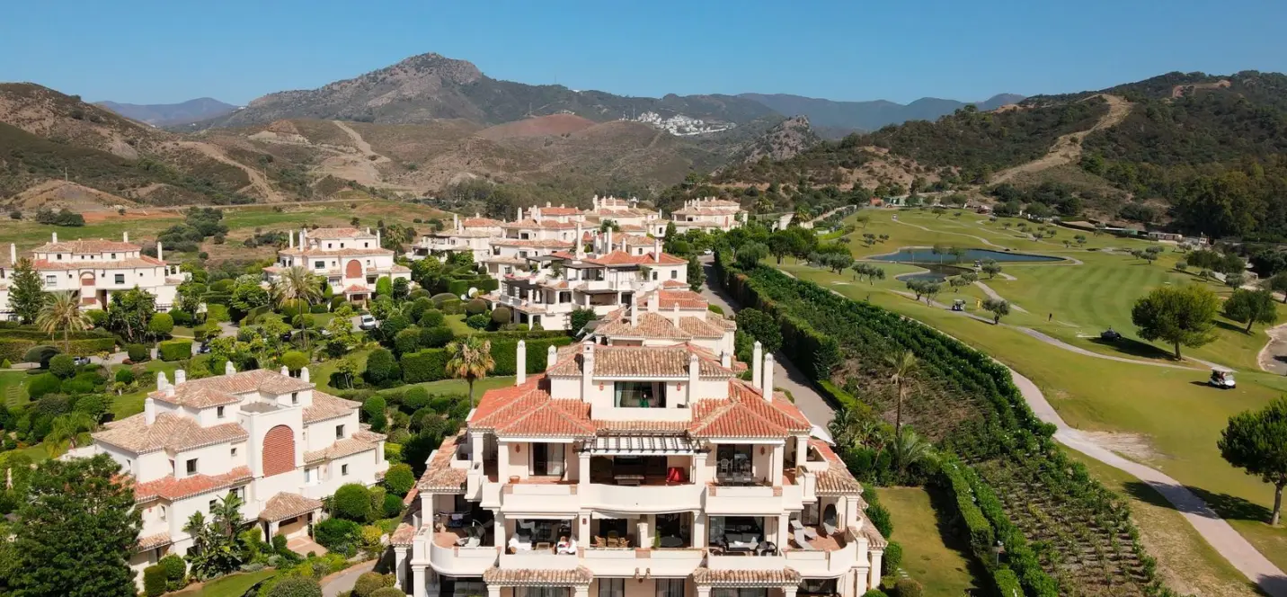 Venta de ático dúplex en Benahavís 0