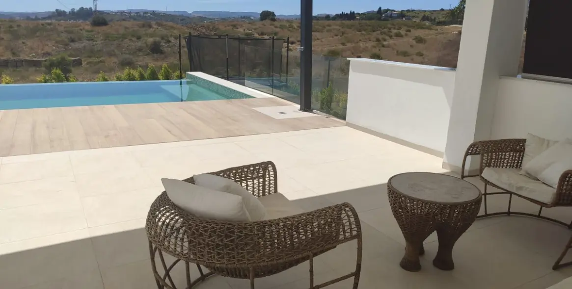 Продажа  отдельно стоящей виллы в Estepona 1