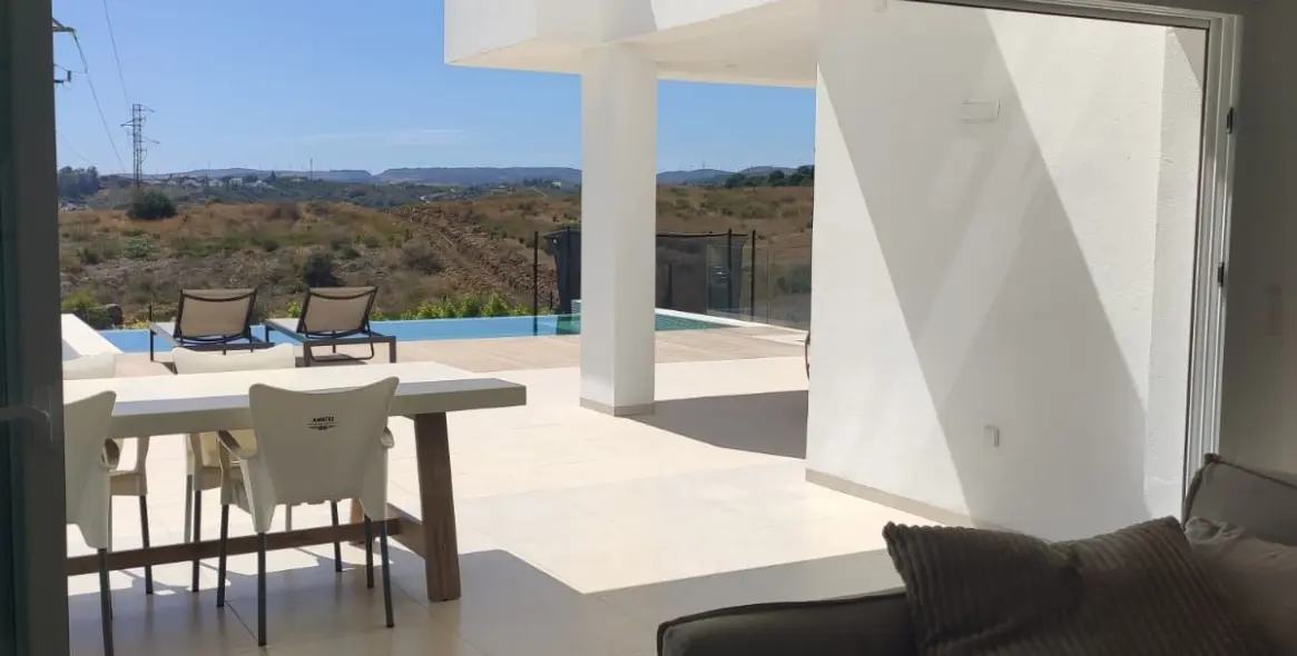 Продажа  отдельно стоящей виллы в Estepona 3
