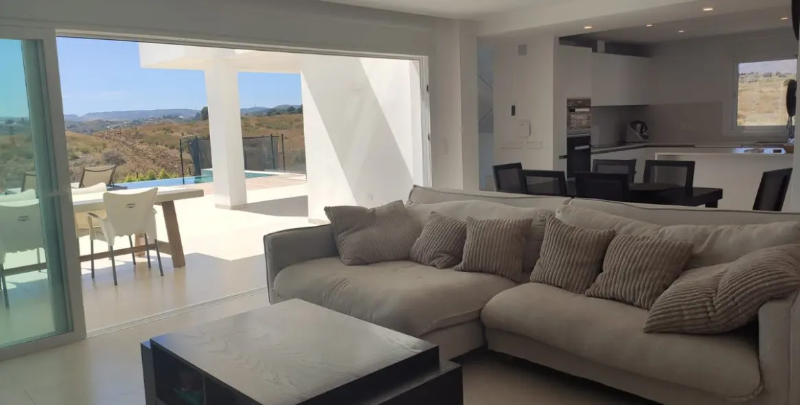 Продажа  отдельно стоящей виллы в Estepona 4