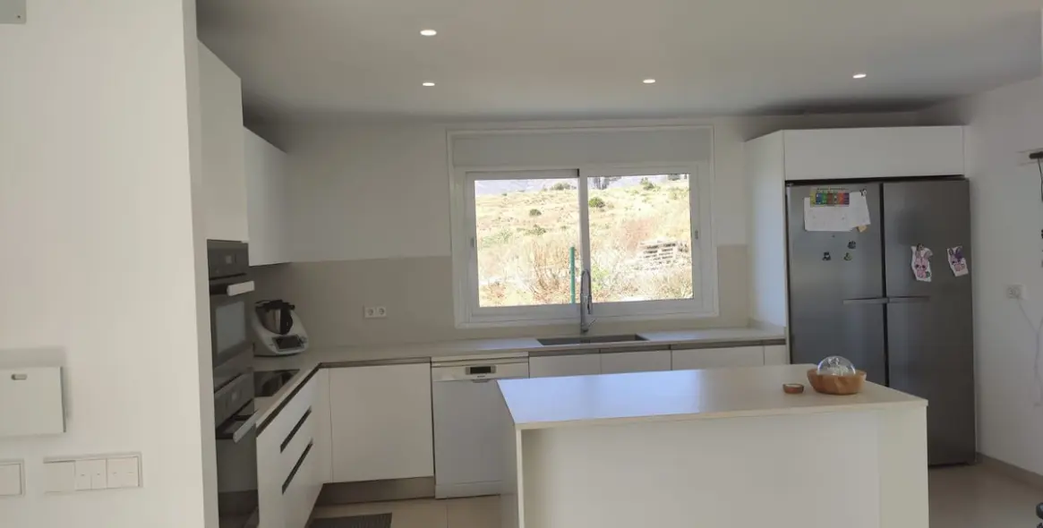 Продажа  отдельно стоящей виллы в Estepona 12