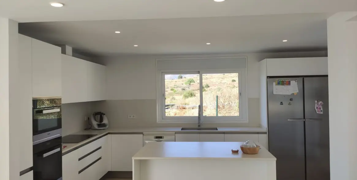 Продажа  отдельно стоящей виллы в Estepona 13