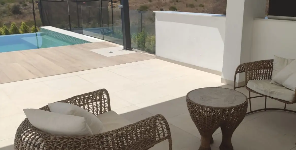 Продажа  отдельно стоящей виллы в Estepona 16