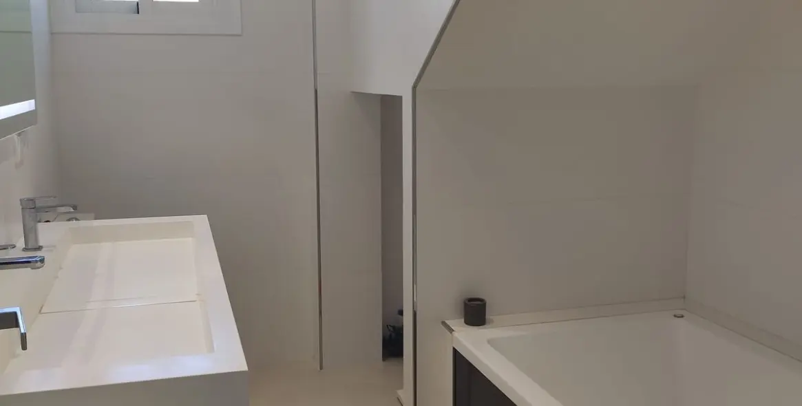 Sale of detached villa in Estepona 43