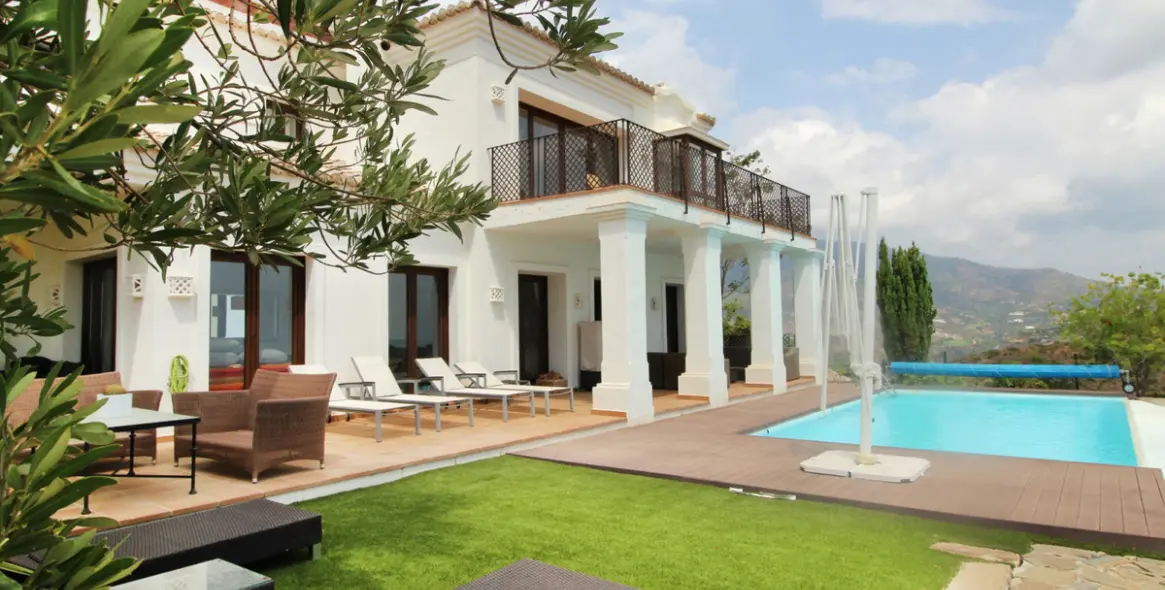 Sale of detached villa in Benahavís 2
