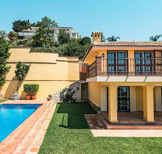 Продажа дома на две семьи в La Capellania