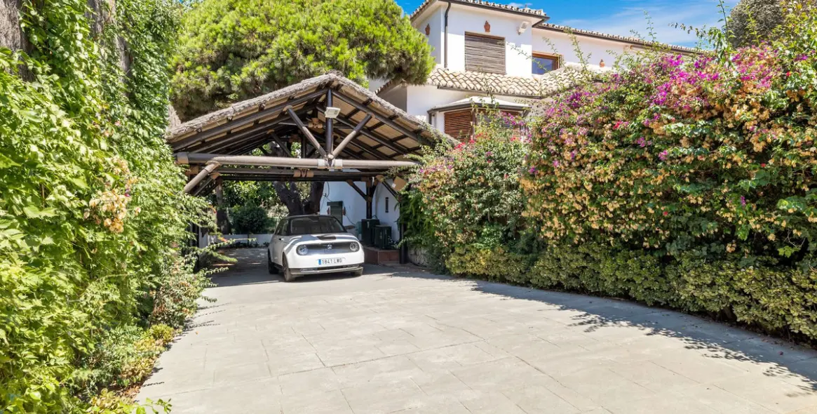 Продажа  отдельно стоящей виллы в Marbesa 3