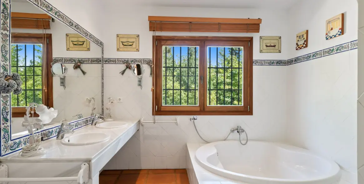 Продажа  отдельно стоящей виллы в Marbesa 12