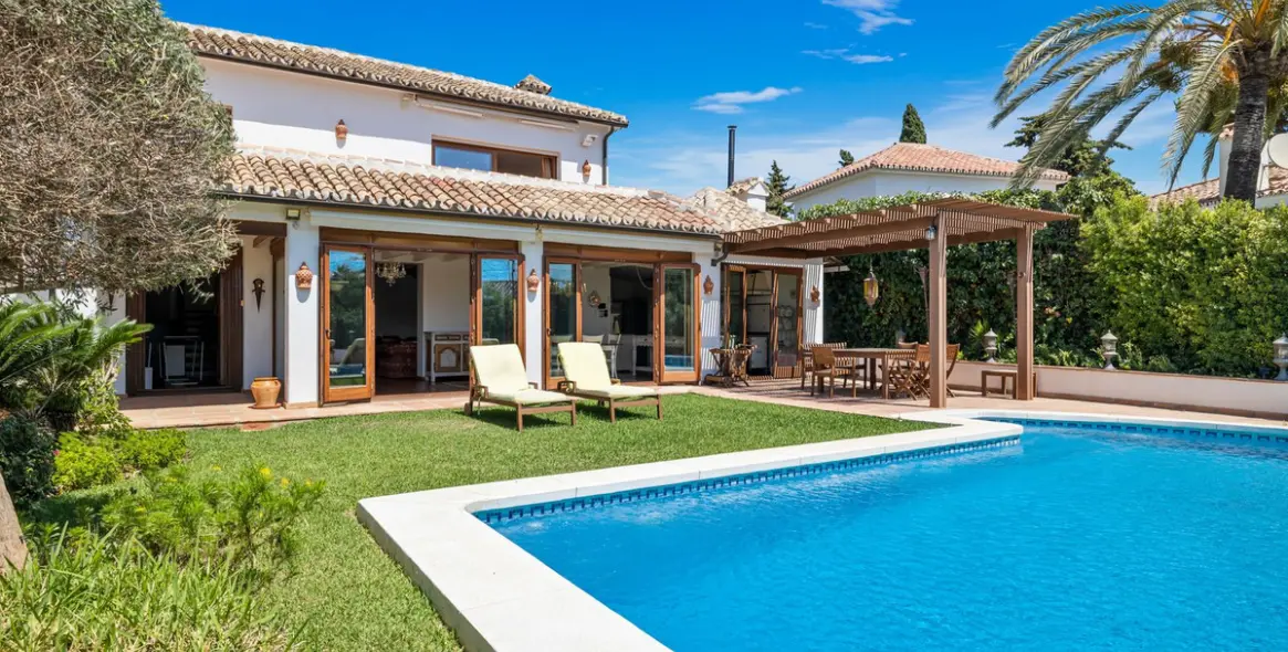 Sale of detached villa in Marbesa 26