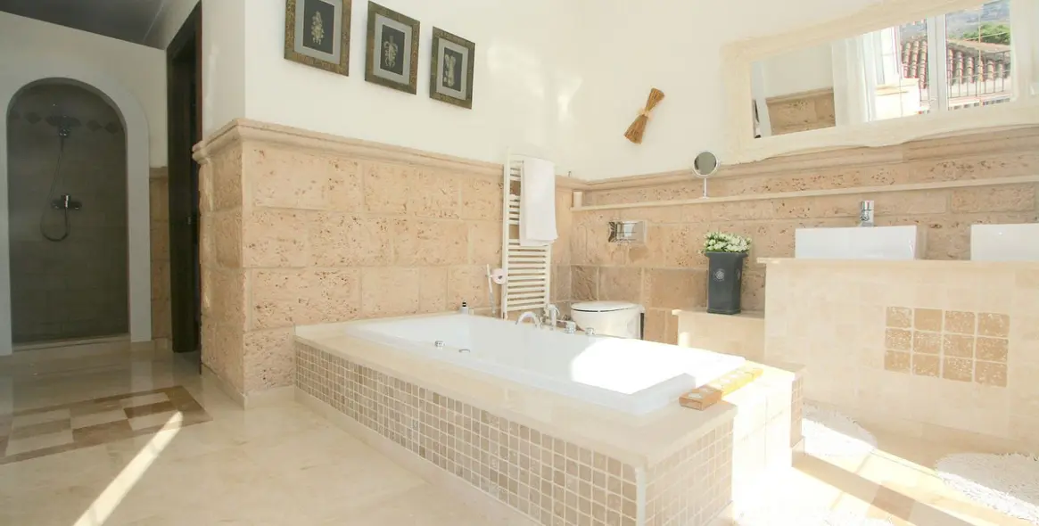 Sale of detached villa in Mijas 13