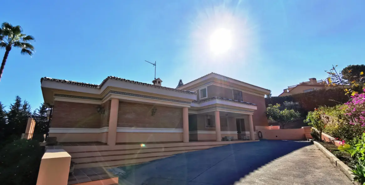 Продажа  отдельно стоящей виллы в Torremolinos 3