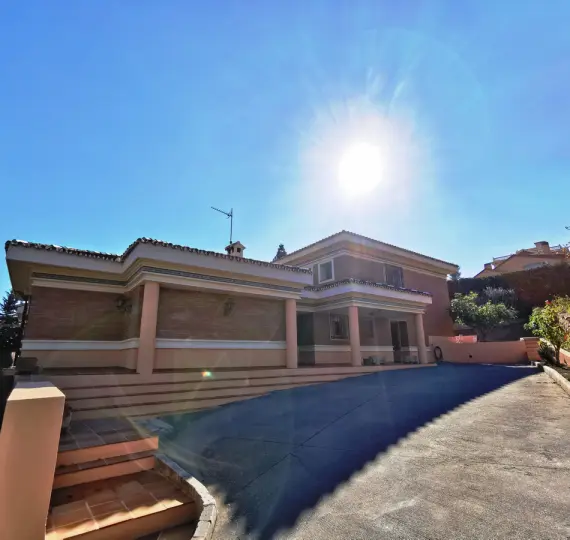 Продажа  отдельно стоящей виллы в Torremolinos