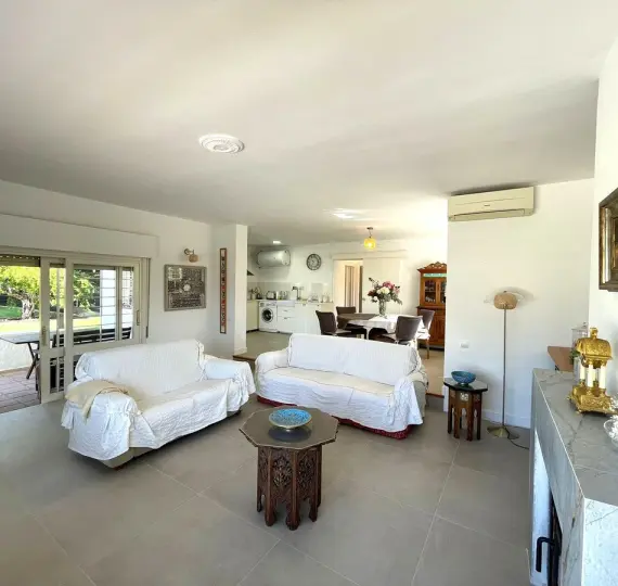 Sale of detached villa in Estepona