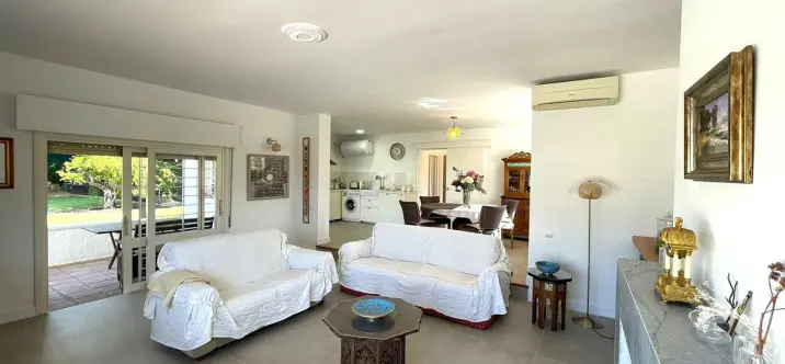 Sale of detached villa in Estepona 1