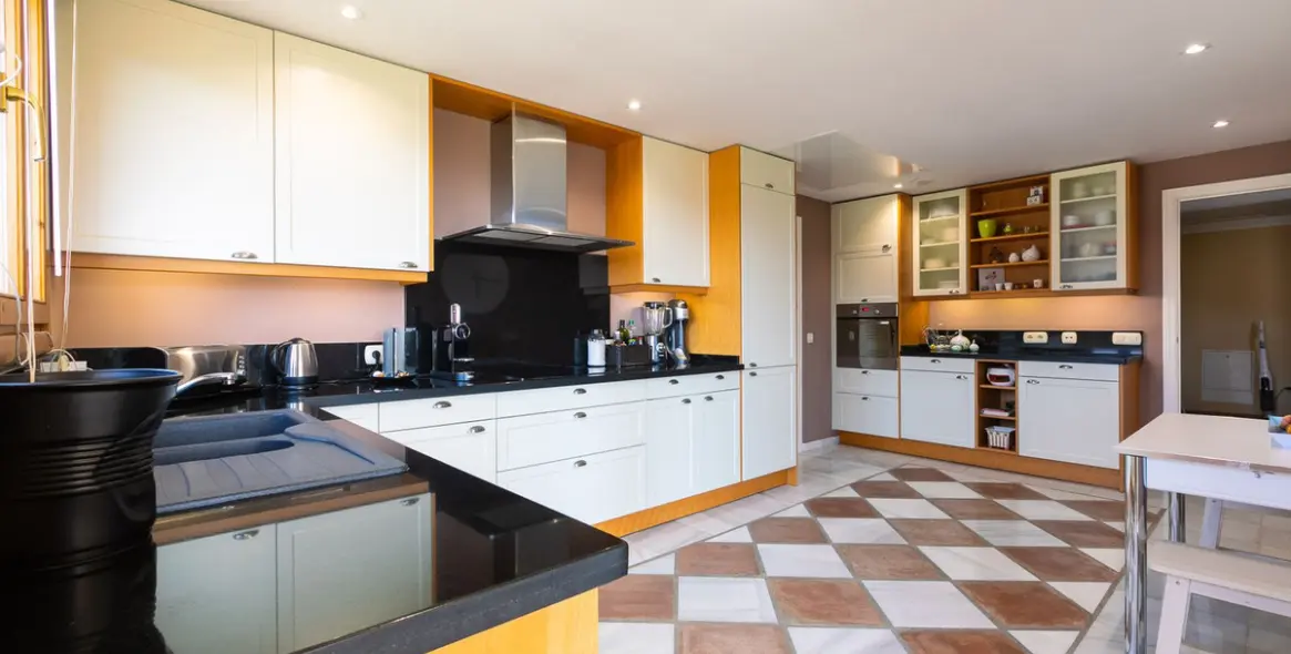 Продажа  отдельно стоящей виллы в Benahavís 35