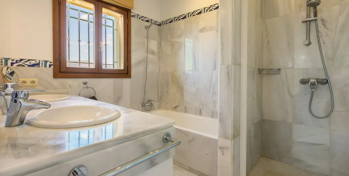 Продажа  отдельно стоящей виллы в Benahavís 64