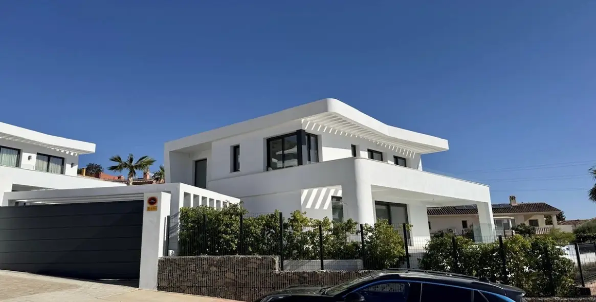 Продажа  отдельно стоящей виллы в Fuengirola 2