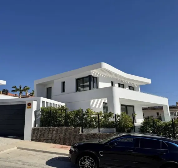 Продажа  отдельно стоящей виллы в Fuengirola