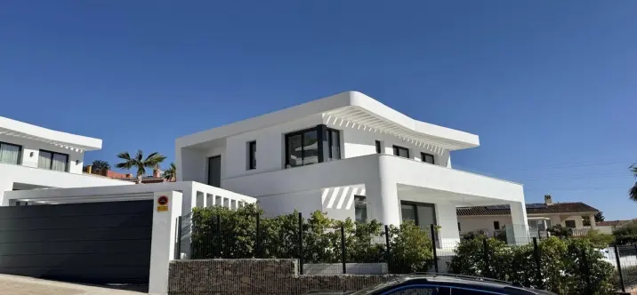 Продажа  отдельно стоящей виллы в Fuengirola 1